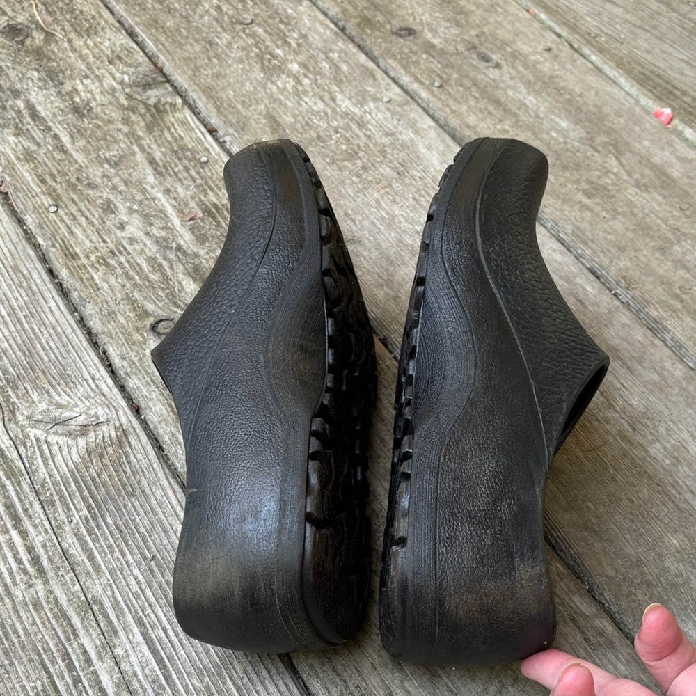 Birkenstock Textured Black Slip-On Clogs 39N L8M6 - Picture 3 of 11
